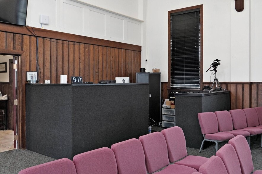 More Photos Of 2440 E Seminole St, Springfield Specialty For Sale