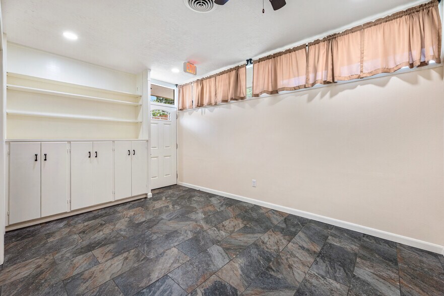 More Photos Of 601 Mary Lake Dr, Bryan Office Residential For Lease