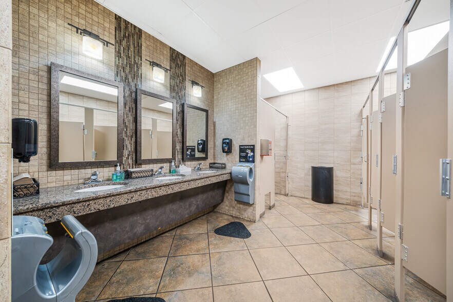 More Photos Of 3177 French Rd, De Pere Freestanding For Sale