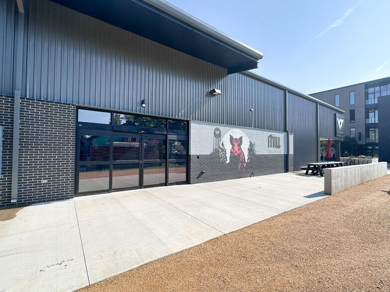 More Photos Of 306 S Main St, Bentonville Storefront For Lease
