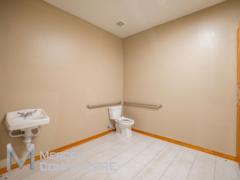 More Photos Of 6600 S I 35 Service Rd, Oklahoma City Flex For Lease