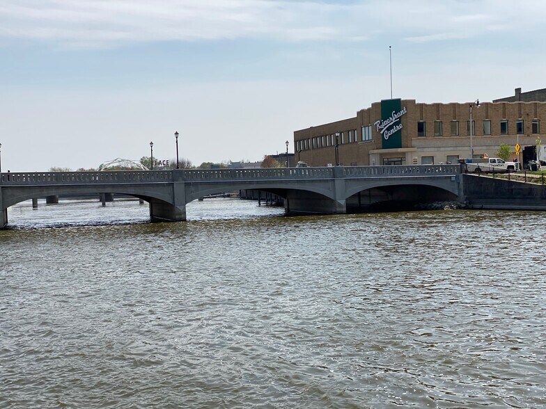 More Photos Of 100-101 E Milwaukee St, Janesville Office For Lease