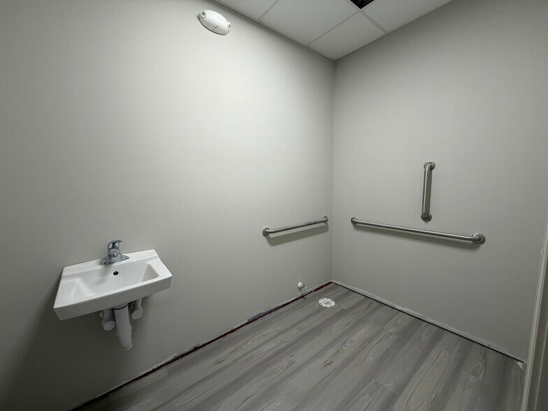 More Photos Of 8476 Dorchester Rd, North Charleston Flex For Lease