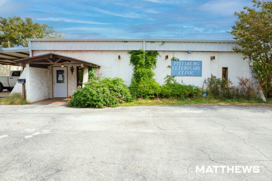 Primary Photo Of 203 N Greer Blvd, Pittsburg Veterinarian Kennel For Sale