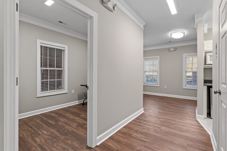 More Photos Of 6501 Creedmoor Rd, Raleigh Office Residential For Lease