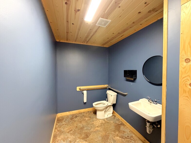 More Photos Of 309 Barclay Ave, Pine River Office For Sale
