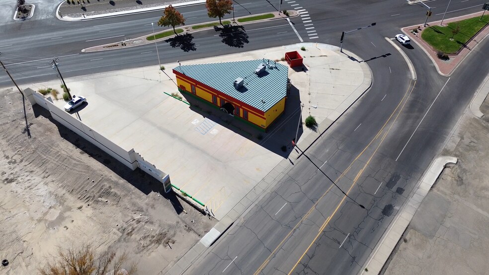 More Photos Of 933 W Main St, Farmington Restaurant For Lease