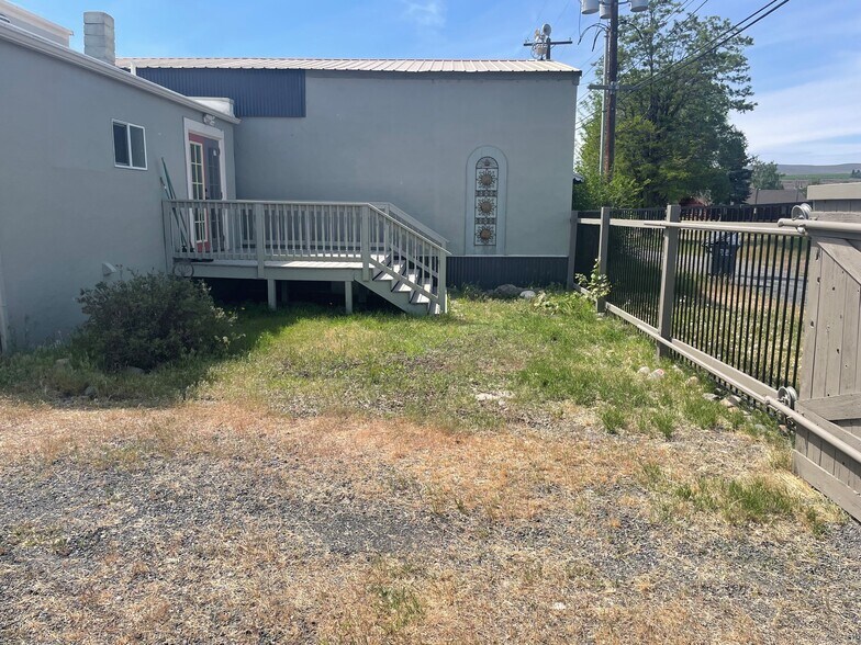 More Photos Of 330 Main Ave E, Soap Lake Freestanding For Lease