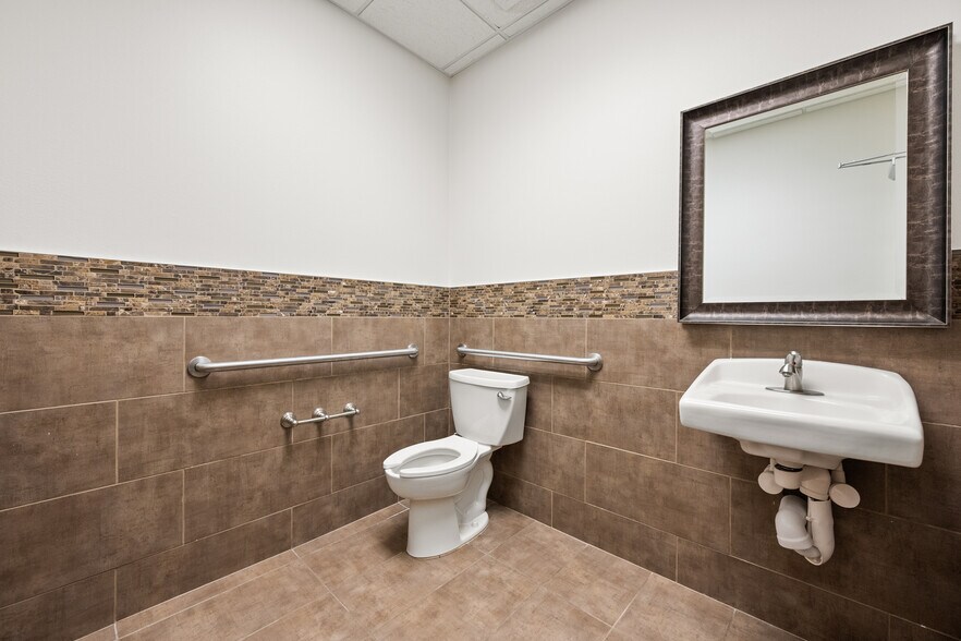 More Photos Of 6102 82nd St, Lubbock Medical For Lease