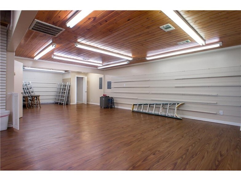 More Photos Of 101 W US Highway 69, Denison Freestanding For Lease