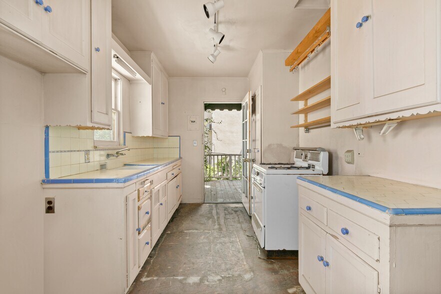 More Photos Of 8570 Holloway Dr, West Hollywood Multifamily For Sale