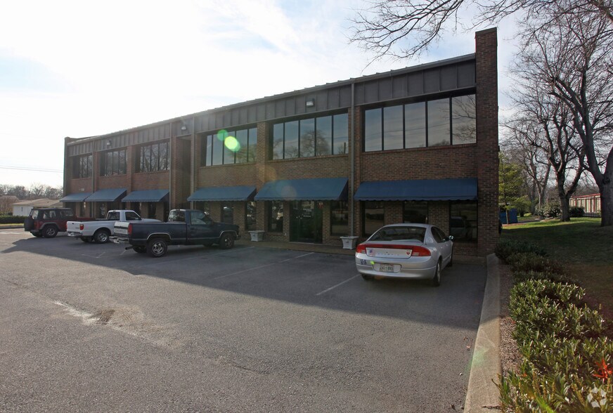 More Photos Of 136 Walton Ferry Rd, Hendersonville Office For Sale