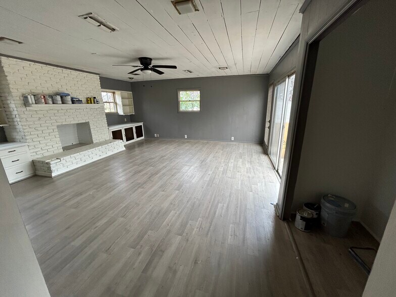 More Photos Of 404 N Henderson Blvd, Kilgore Office For Lease
