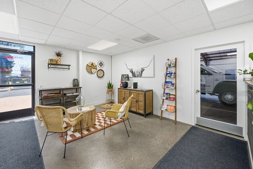 More Photos Of 335 SE Jackson St, Redmond Warehouse For Lease