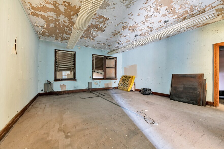 More Photos Of 9137 Linwood St, Detroit Parking Garage For Sale