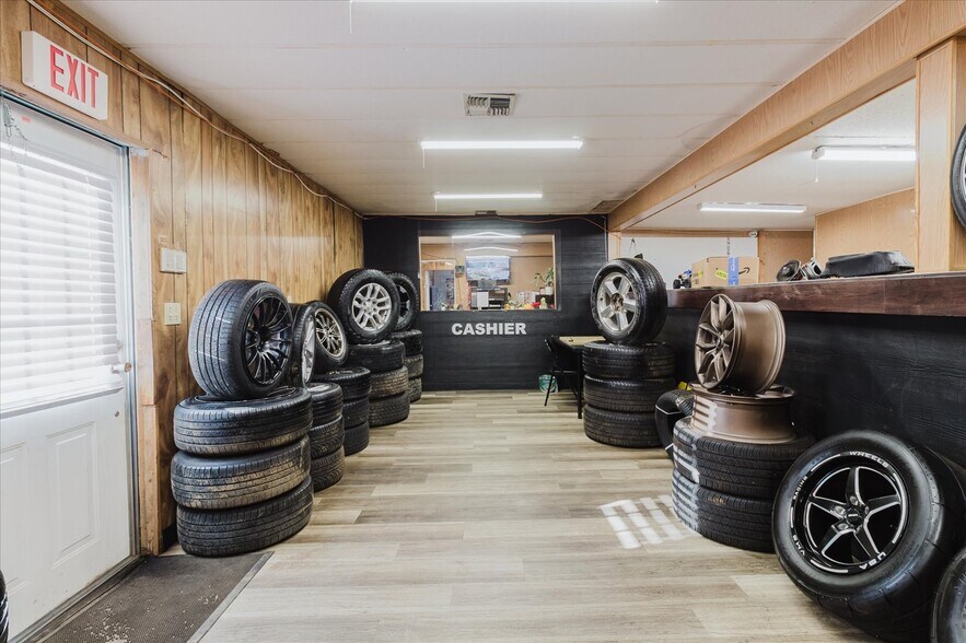 More Photos Of 5404 24th Ave S, Tampa Auto Salvage Facility For Sale