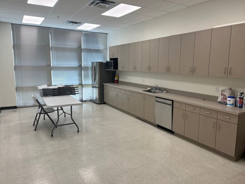 More Photos Of 6525 Mall Blvd, Union City Warehouse For Lease