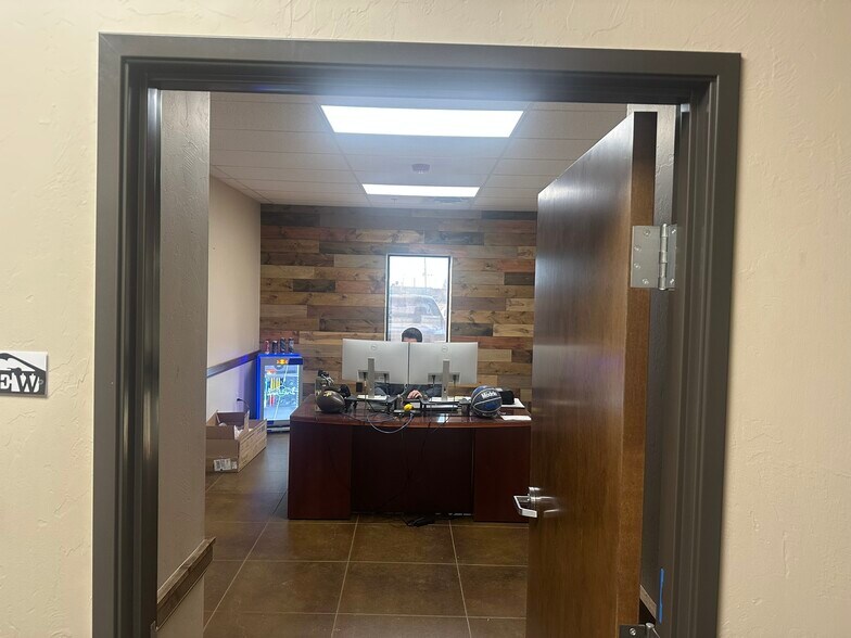 More Photos Of 400 SE Stafford St, Lawton Distribution For Sale