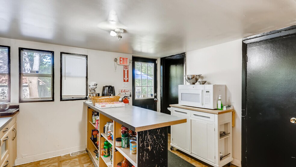 More Photos Of 231 N Milwaukee Ave, Wheeling Freestanding For Sale