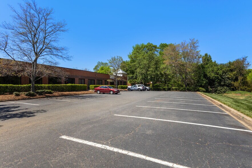 More Photos Of 1803 Associates Ln, Charlotte Showroom For Lease