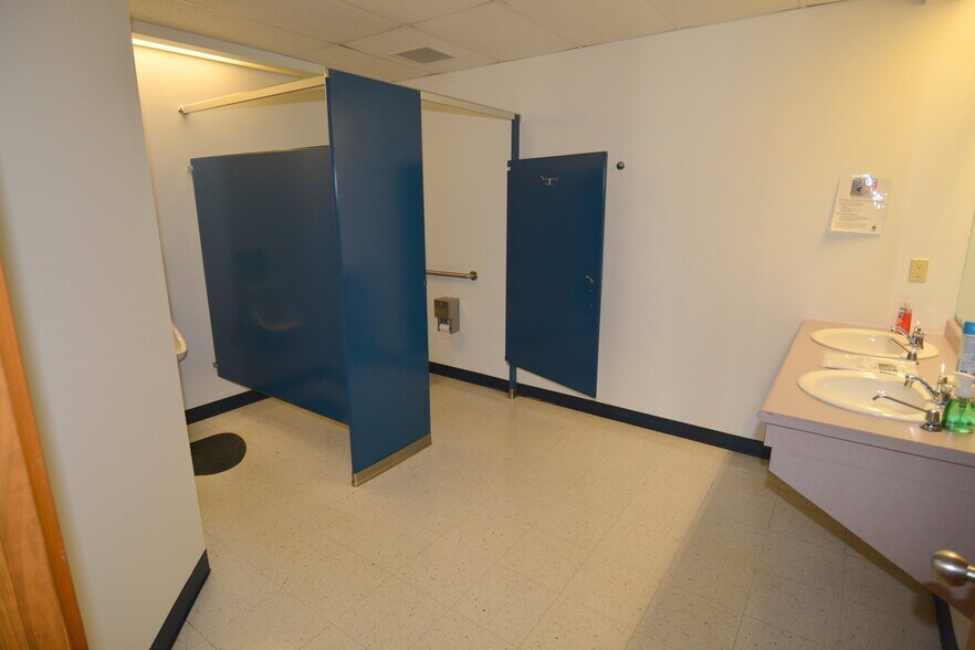 More Photos Of 651-691 Congress Park Dr, Washington Township Research And Development For Lease