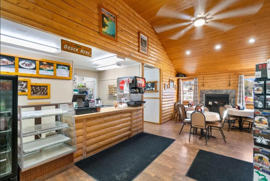 More Photos Of 117 W Jamet St, Mackinaw City General Retail For Lease