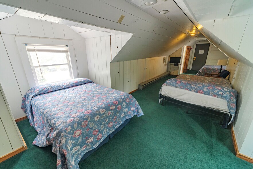 More Photos Of 6 Abroad Rd, West Dover Hotel For Sale