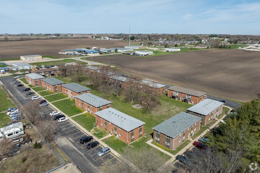 More Photos Of 205 Sandra Ave, Mendota Apartments For Sale