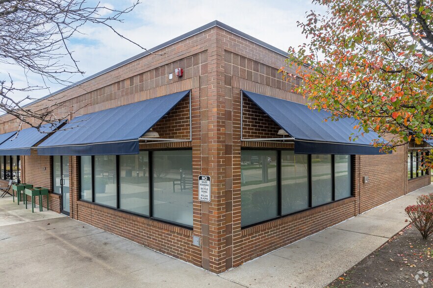 More Photos Of 777 N York Rd, Hinsdale Unknown For Lease