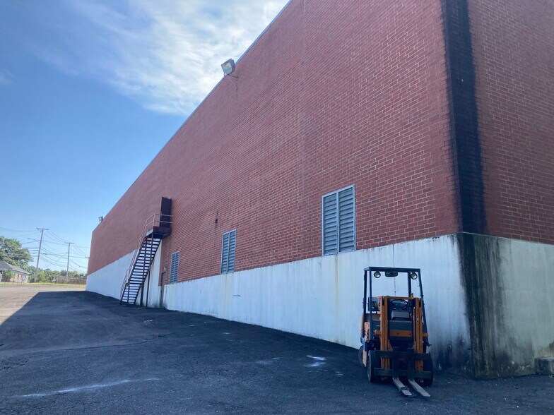More Photos Of 803 N Oakland St, Gastonia Manufacturing For Lease