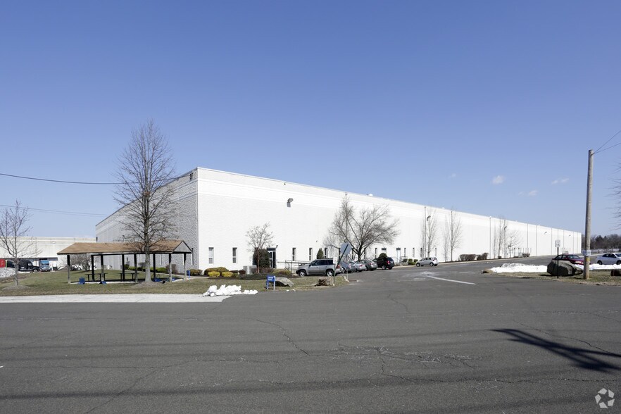 Primary Photo Of 37 Runway Rd, Levittown Distribution For Lease
