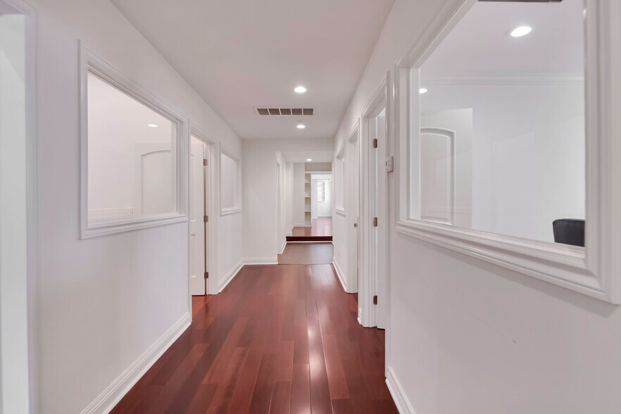 More Photos Of 1112 N Sherbourne Dr, West Hollywood Loft Creative Space For Lease