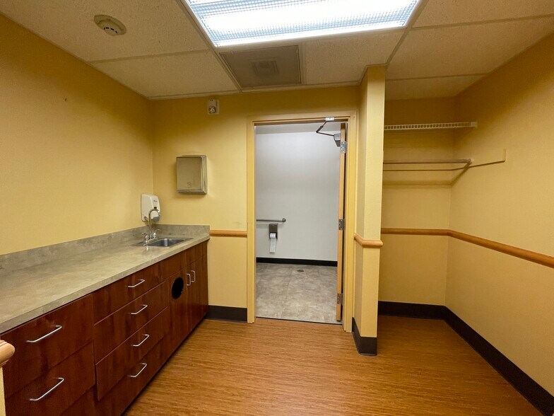 More Photos Of 20696 Bond Rd NE, Poulsbo Medical For Lease