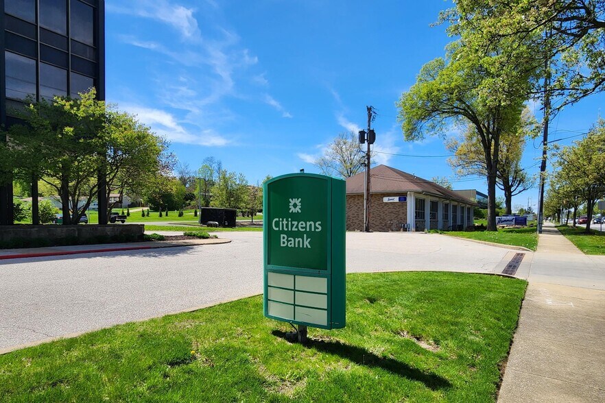 More Photos Of 2770 W Market St, Fairlawn Office For Lease