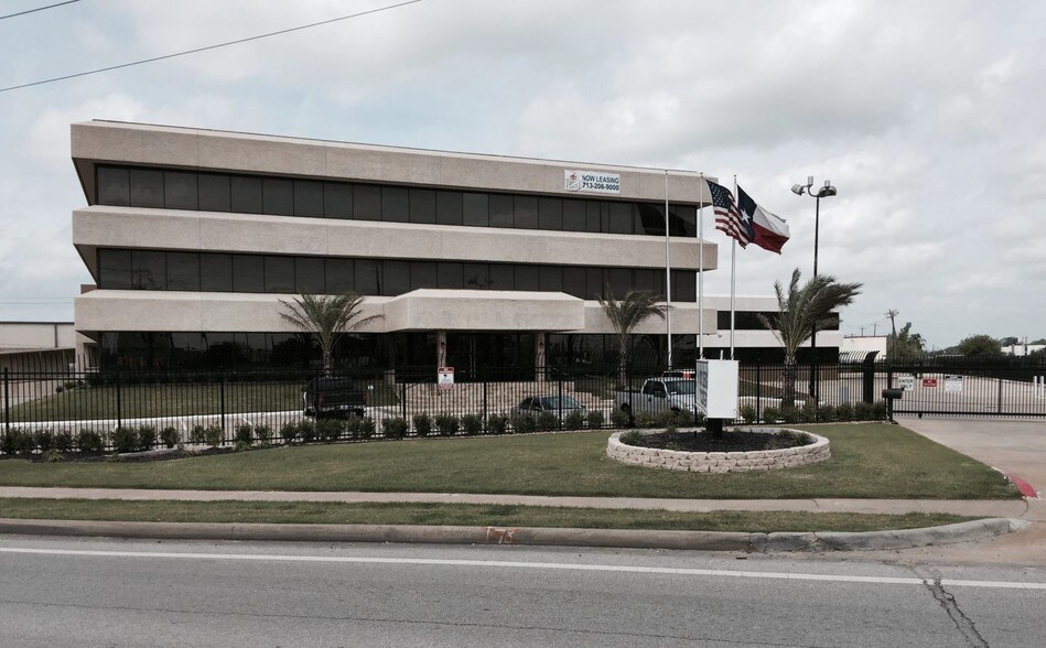 More Photos Of 7604 Kempwood Dr, Houston Light Distribution For Sale