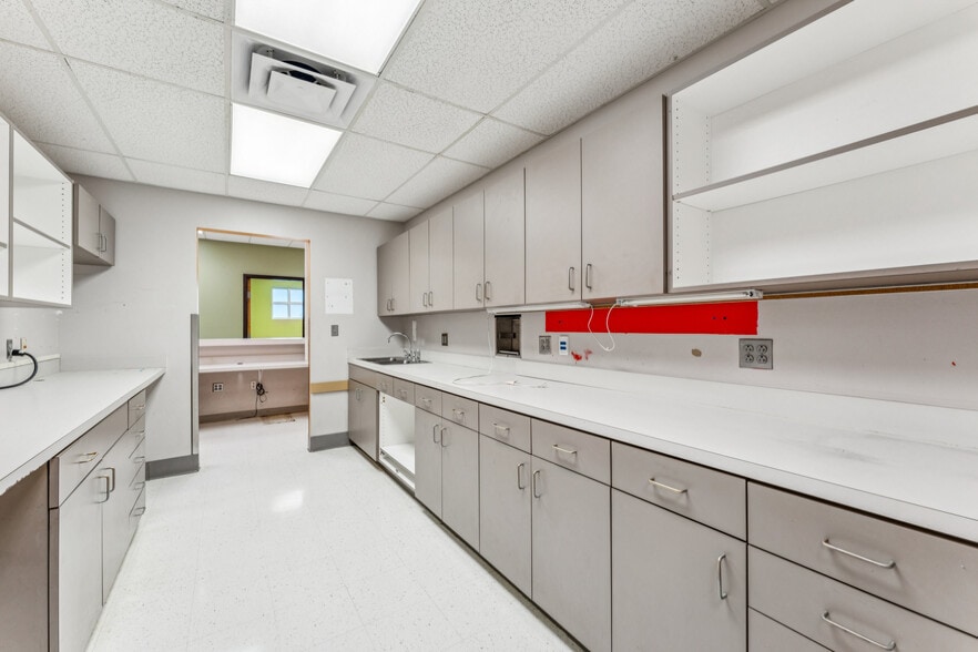 More Photos Of 1090 9th Ave SW, Bessemer Medical For Sale