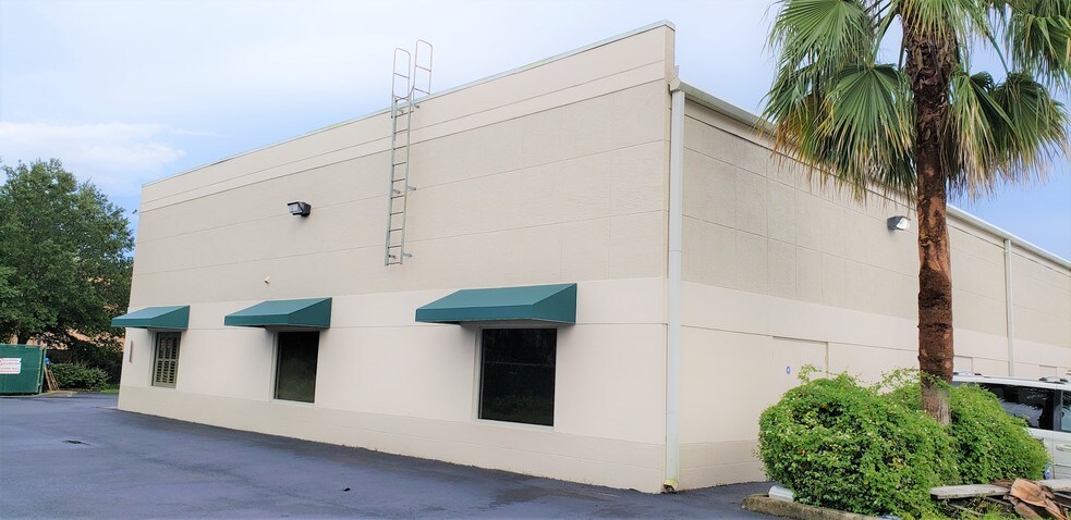 More Photos Of 1050 Innovation Ave, North Port Warehouse For Lease