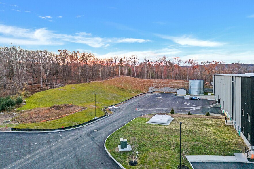 More Photos Of 1 Distribution Dr, Bloomingburg Warehouse For Lease