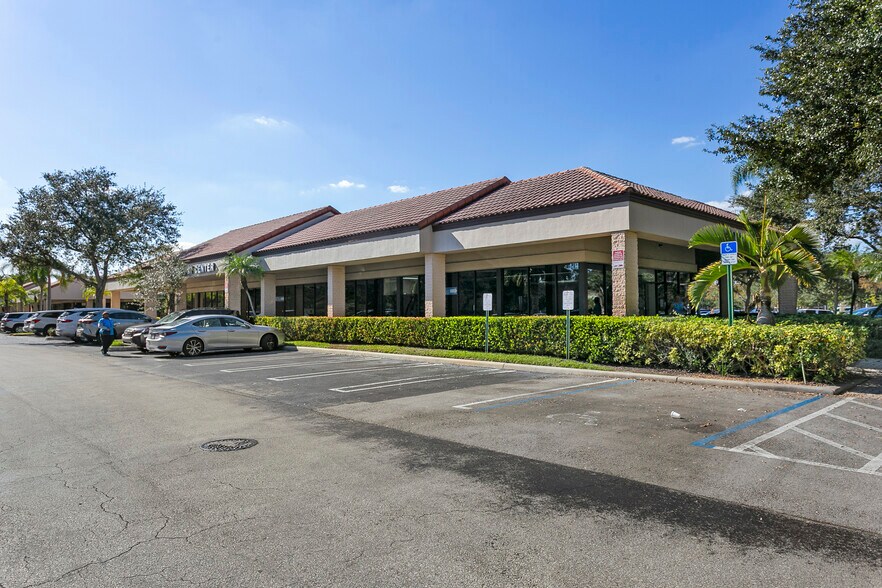 More Photos Of 901-1001 N University Dr, Coral Springs General Retail For Lease
