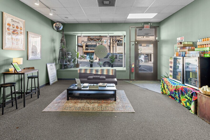 More Photos Of 114-118 E Calhoun St, Woodstock Freestanding For Lease