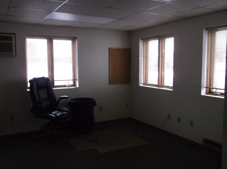 More Photos Of 2750 Universal St, Oshkosh Warehouse For Lease