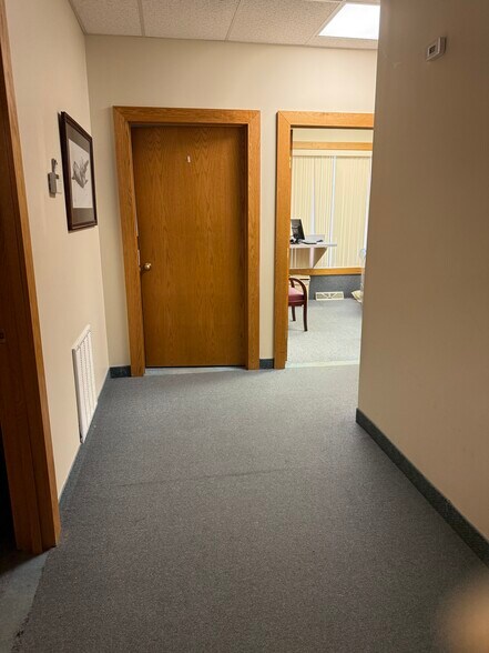 More Photos Of 1 Oxford Xing, New Hartford Medical For Lease