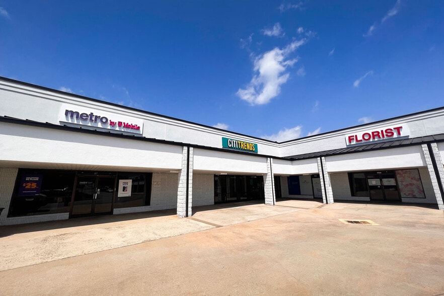 More Photos Of 1617-1699 North Expressway, Griffin Unknown For Lease