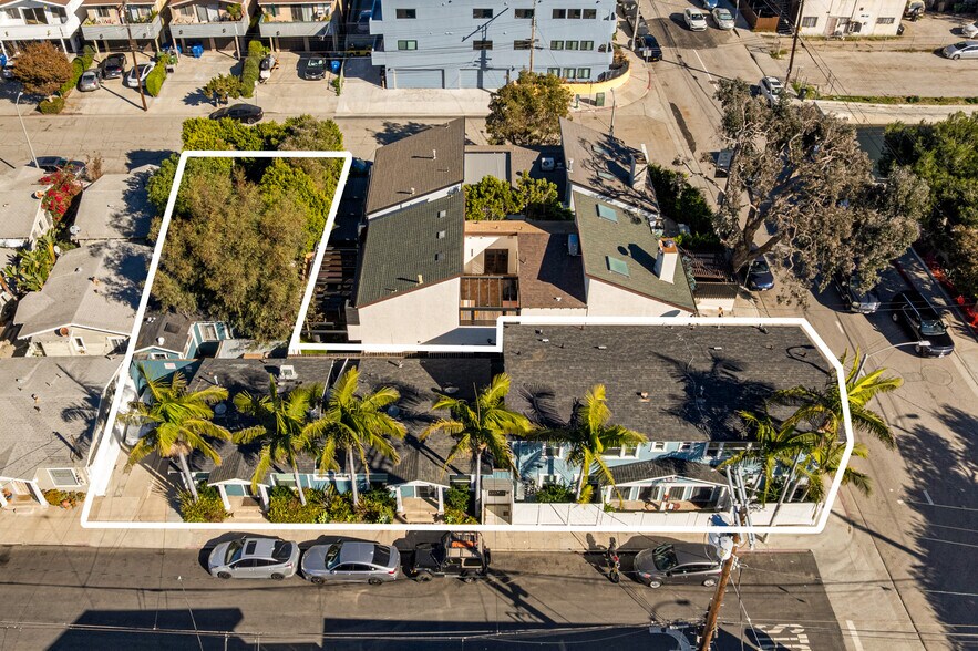 Primary Photo Of 2008-2020 Strongs Dr, Venice Apartments For Sale