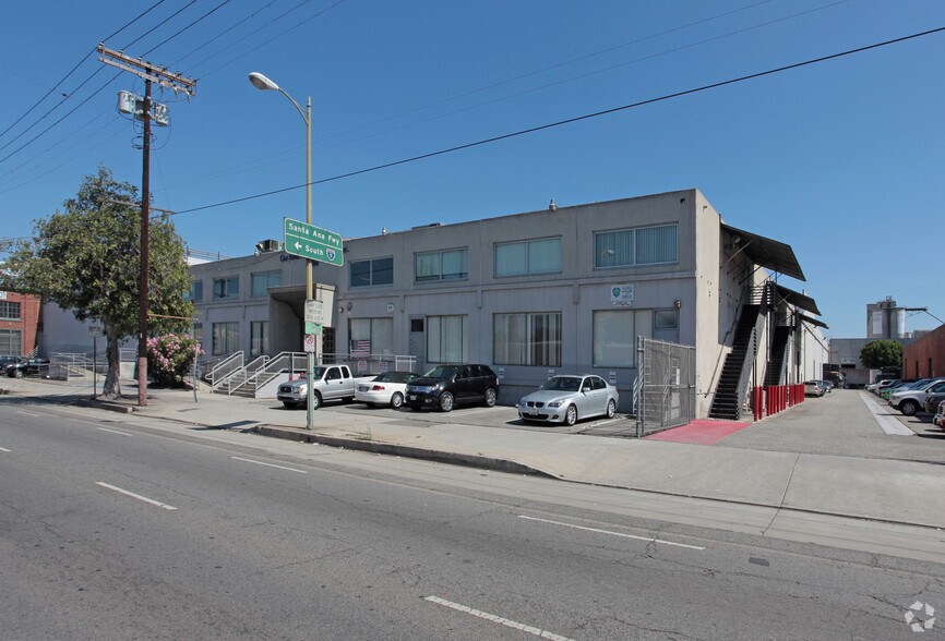 More Photos Of 3686 E Olympic Blvd, Los Angeles Warehouse For Lease