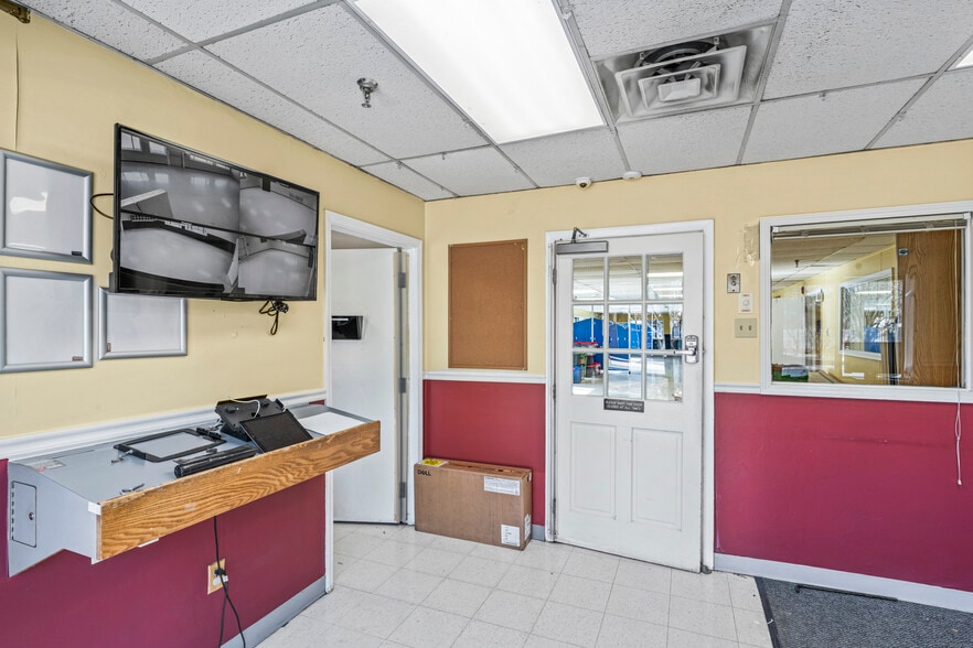 More Photos Of 211 Edds Ln, Sterling Schools For Lease