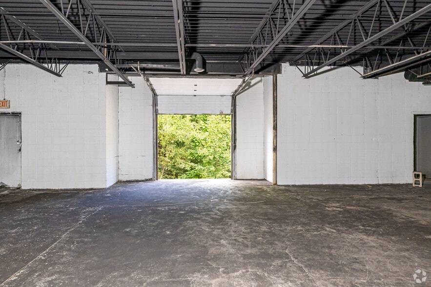 More Photos Of 195 W Newberry Rd, Bloomfield Warehouse For Lease
