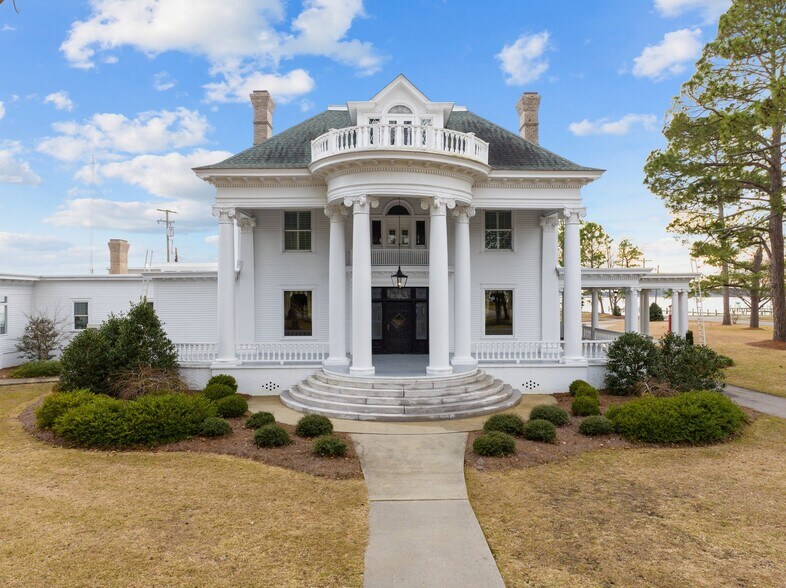 More Photos Of 738 E Main St, Belhaven Hotel For Sale