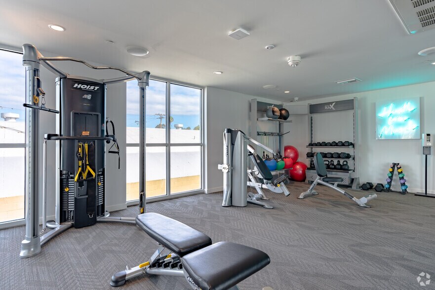 More Photos Of 2929 Pennsylvania Ave, Santa Monica Apartments For Lease