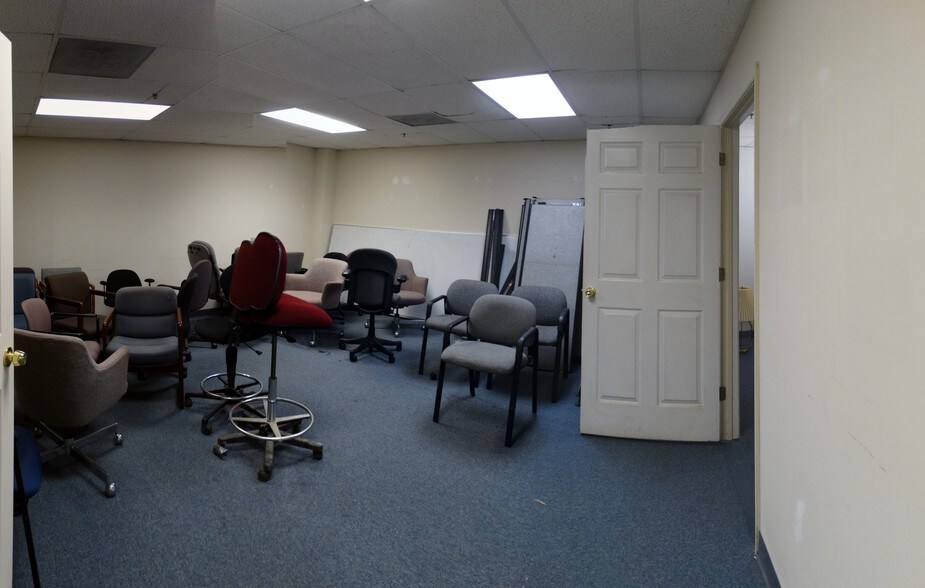 More Photos Of 8433 Backlick Rd, Lorton Flex For Lease